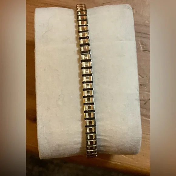 Timex: Woman’s vintage (70S) gold filled electric wrist watch with thin band. - Picture 4 of 6